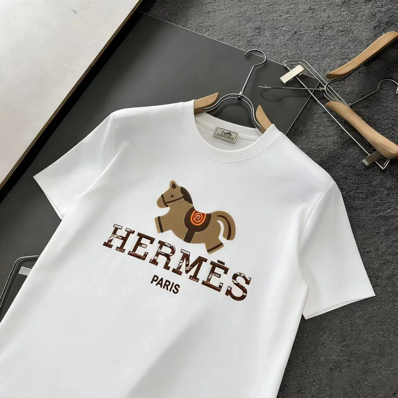 《𝙉𝙚𝙬🤍🖤 》P90 2025 New Arrival T ， ， logo， Versatile 。 ， ， ， ，Sizes M-3XL